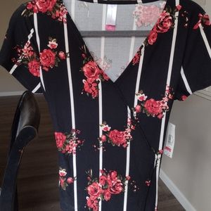 NO BOUNDRIES WOMAN'S TOP NWT